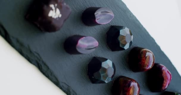 Close Hausgemachte Schokoladenstücke Rotieren Auf Schwarzem Steinteller Diese Gesunde Hausgemachte — Stockvideo