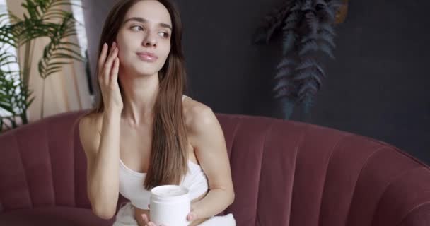 Güzel Bir Kadın Derisine Krem Sürüyor Kadın Elinin Bakımı Dermatoloji — Stok video