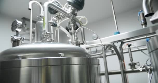 Equipo Industrial Para Purificación Del Agua Limpieza Tratamiento Planta Farmacia — Vídeo de stock