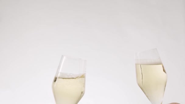 Dvě Sklenky Šampaňského Bílém Izolovaném Pozadí Cheers Sklenice Šampaňského Rozbije — Stock video