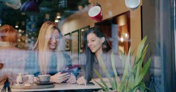 Feliz Namoradas Conversando Café Captura Mão Mulher Jovem Gesticulando Contando — Vídeo de Stock