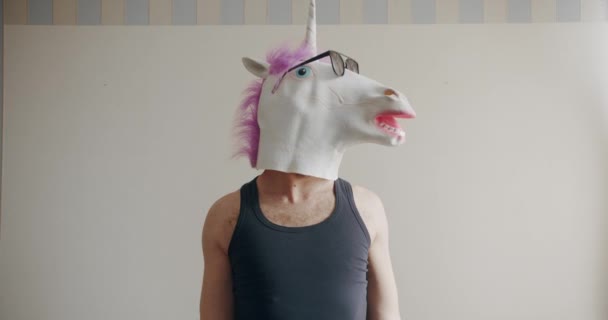 Hombre Divertido Con Máscara Unicornio Gafas Sol Haciendo Ejercicio Con — Vídeo de stock