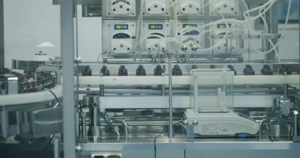 Robotarm Zet Medicijnpakket Transportband Verpakte Goederen Bij Geautomatiseerde Productielijn Medische — Stockvideo