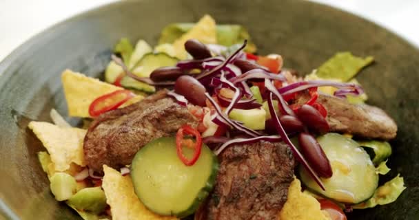 Salade Avec Viande Haricots Tomates Cerises Concombres Poivron Rouge Oignon — Video