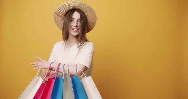 Renkli Kese Kağıtlarıyla Alışverişe Çıkan Bir Kadın Gözlüklü Alışveriş Çantalarını — Stok video