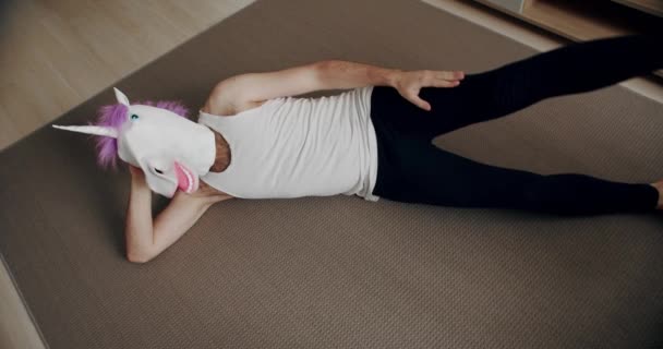 Vicces Ember Unikornis Maszkkal Aki Otthon Gyakorolja Myofasciális Relaxációt Hátfájás — Stock videók