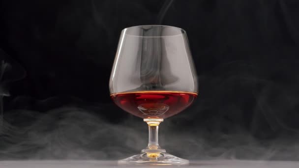 Luxusschnaps Glas Mit Goldenem Cognac Auf Isoliertem Schwarzen Hintergrund Mit — Stockvideo