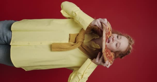 Vertikální Video Krásné Hladové Dívky Žluté Košili Jíst Pepperoni Pizzu — Stock video