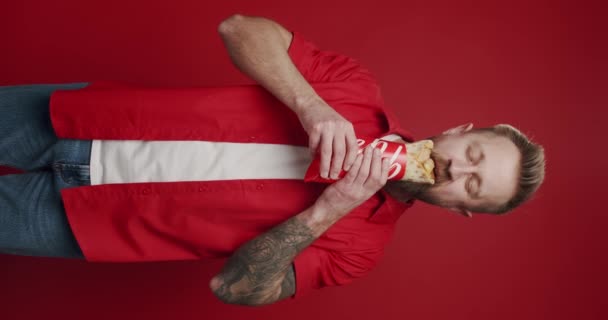 Vidéo Verticale Homme Caucasien Non Rasé Mange Kebab Viande Avec — Video