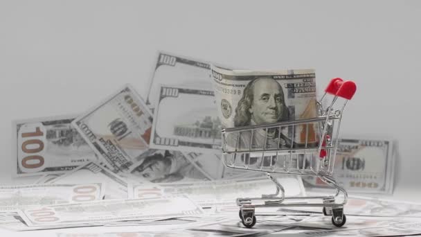 アメリカの100ドル紙幣は ドルの背景にあるカートに入れられた 100米ドル札 コンセプトファイナンスビジネス投資の成功 アメリカの豊かなビジネス経済 — ストック動画