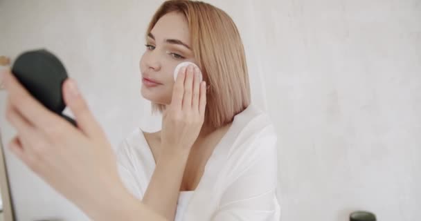 Mujer Morena Joven Mirada Pequeño Espejo Redondo Eliminación Maquillaje Cara — Vídeo de stock