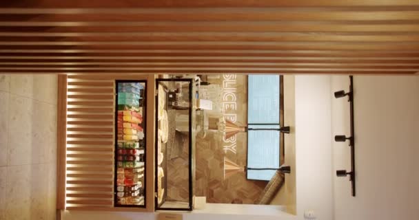 现代木制椅子和桌子 咖啡店里的现代化设备接待顾客的木制柜台 木制内部的现代餐馆咖啡馆 木制线条 木泥墙 垂直录像 — 图库视频影像