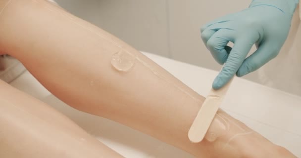 Cosmetologist Applying Ultrasound Gel Womans Leg Epilation Esthetician Preparing Womans — Stock Video