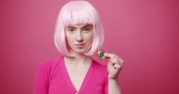 Молодая Модель Биткойном Статический Снимок Молодой Женщины Яркими Волосами Демонстрирующей — стоковое видео