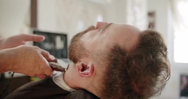 Schöner Mann Bekommt Neue Frisur Mit Elektrischem Trimmer Close Mit — Stockvideo