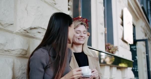 Jovens Mulheres Com Café Conversando Rua Handheld Tiro Jovens Namoradas — Vídeo de Stock