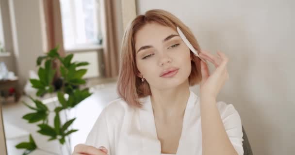 Çıplak Makyajlı Yüzünde Tüyle Oynayan Güzel Bir Kadının Portresi Temiz — Stok video