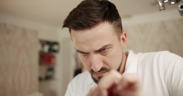 Coupe Cheveux Moderne Dans Salon Coiffure Service Clientèle Homme Élégant — Video