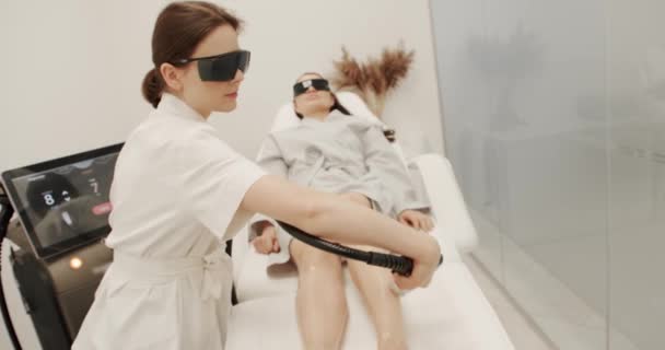 Kosmetyk Usuwa Włosy Pięknych Kobiecych Nogach Pomocą Lasera Depilacja Laserowa — Wideo stockowe