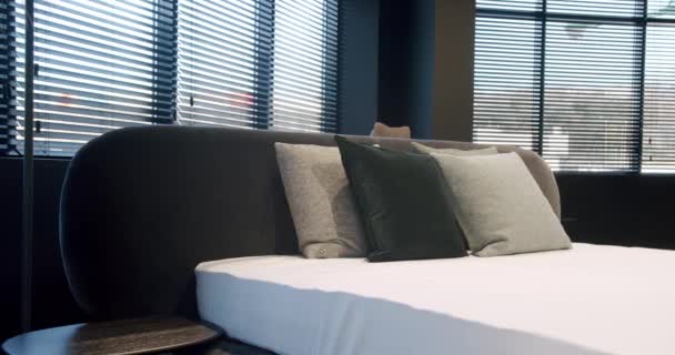 エレガンスなインテリアデザイン ミニマリストベッドルーム モダンなベッドルームのインテリアとベッドには枕がたくさんあります インテリアの最小限のスカンジナビアスタイル 家具付きモダンなラグジュアリーベッドルームの内装 — ストック動画