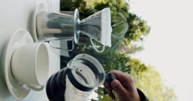 Az pişmiş kimya filtresi kahvesi yapıyorum. Barista filtreye kahve ile su döker, huniye alternatif kahve v60 mayalar. V60 metoduyla kahve yapmak. Dikey video