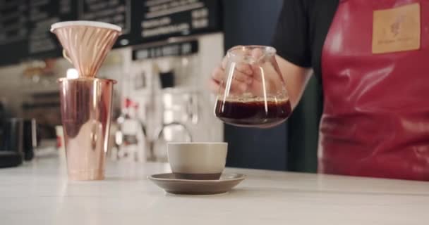 Crop Barista Gieten Koffie Kopje Bij Balie Crop Anonieme Mannelijke — Stockvideo
