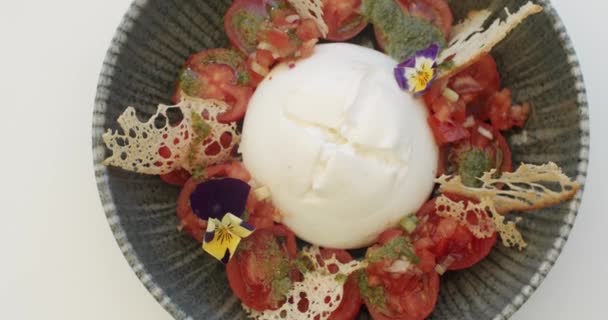 Salade Estivale Savoureuse Tomate Cerise Mozzarella Pesto Fleur Hibiscus Jaune — Video