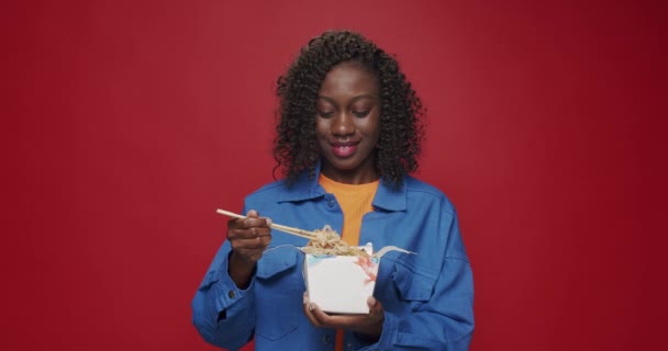 Femeie Afro Americană Care Uită Cameră Zâmbind Pregătindu Mănânce Tăiței — Videoclip de stoc