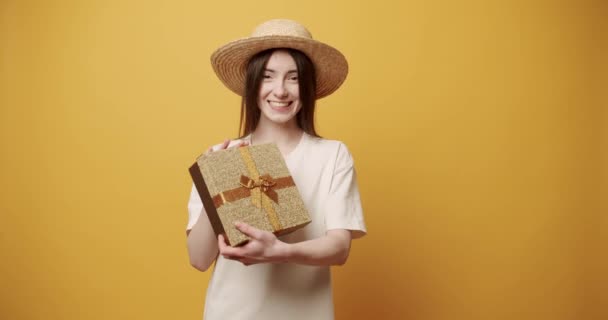 Χαρούμενη Νεαρή Γυναίκα Λευκό Πουκάμισο Και Ψάθινο Καπέλο Που Λαμβάνουν — Αρχείο Βίντεο