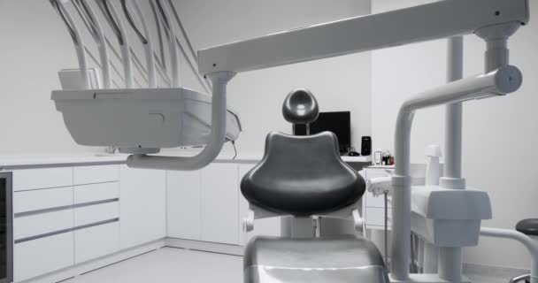 Nowoczesny Pokój Krzesłem Dentystycznym Sprzętem Medycznym Nowoczesne Biuro Stomatologiczne Nowoczesny — Wideo stockowe