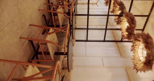 Nowoczesna Minimalistyczna Kawiarnia Drewnianym Krzesłem Materiałem Włókienniczym Czarnym Stołem Pusty — Wideo stockowe