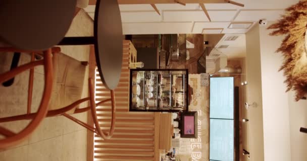 木制椅子和桌子 生态友好型咖啡 空的桌布和木制椅子 咖啡店里的现代木制桌椅和桌椅 垂直视频 — 图库视频影像
