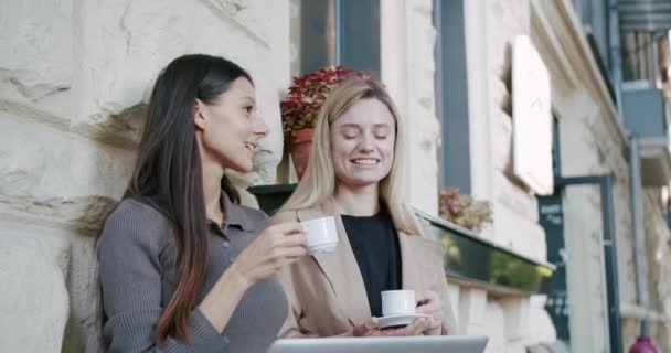 Dos Chicas Descansan Sirven Café Aire Libre Día Trabajo Por — Vídeo de stock