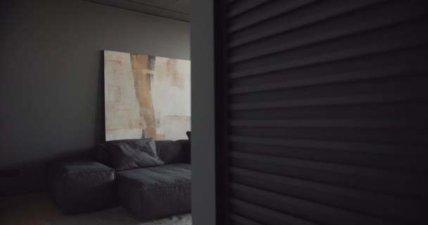 真正的现代简约室内设计 客厅有黑色 灰色色调 意大利黑色家具和大型绘画 有大的滑动窗户 最低限度客厅 — 图库视频影像