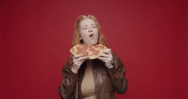 Piękna Głodna Dziewczyna Jedząca Pizzę Pepperoni Cieszy Się Uśmiecha Czerwonym — Wideo stockowe