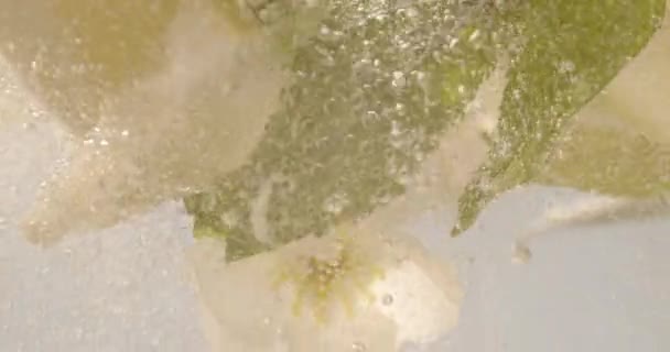 Căzând Lămâie Mentă Apă Spumantă Closeup Care Încadrează Lămâi Tăiate — Videoclip de stoc