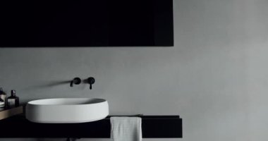 Lüks Banyo İçi siyah, gri ve beyaz renkler içinde kahverengi ahşap ve banyo aksesuarları, ayna ve duş başlığı, basitlik tasarımı olan modern banyo..
