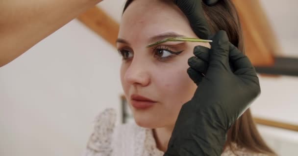 Młoda Piękna Dziewczyna Podczas Leczenia Brwi Studio Urody Kosmetyczka Depilacji — Wideo stockowe
