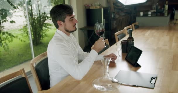 Positiv Sommelier Som Blandar Rött Vin Glas Och Utvärderar Färg — Stockvideo