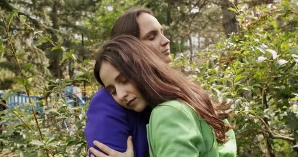 Lgbt Descanso Feminino Livre Roupas Coloridas Parque Romance Retrato Casal — Vídeo de Stock