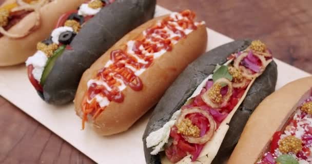 Sabrosa Comida Rápida Perritos Calientes Bollos Con Mostaza Ketchup Ensalada — Vídeos de Stock