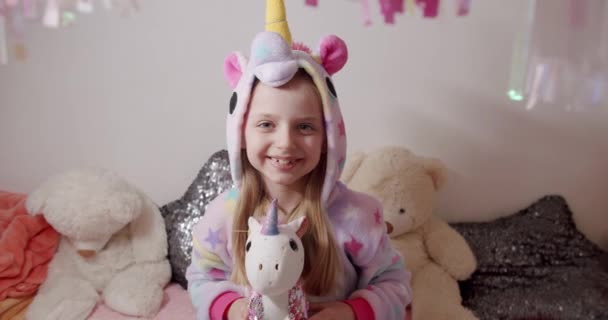 Entzückendes Kleines Jähriges Mädchen Das Kinderzimmer Einem Einhornkostüm Mit Vielen — Stockvideo