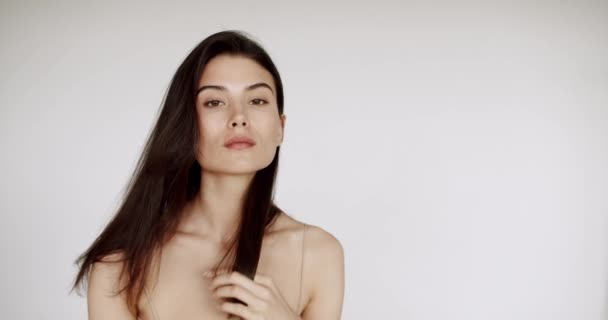 Modelo Moda Olha Para Câmera Cara Impressionante Uma Menina Caucasiana — Vídeo de Stock