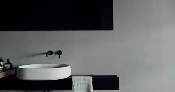 豪华浴室室内 灰色和白色 最简约的室内 棕色和浴室配件 镜子和淋浴头 现代浴室 简约设计 — 图库视频影像