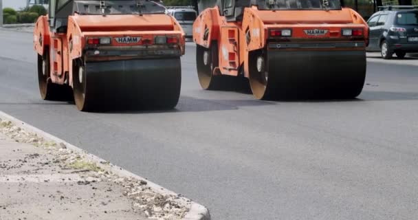 Rolos Estrada Conduzem Numa Estrada Nova Máquina Pavimentação Asfalto Canteiro — Vídeo de Stock