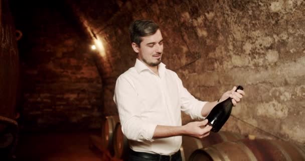 Homem Mostrar Garrafa Vinho Uma Fábrica Adega Velha Com Muitos — Vídeo de Stock