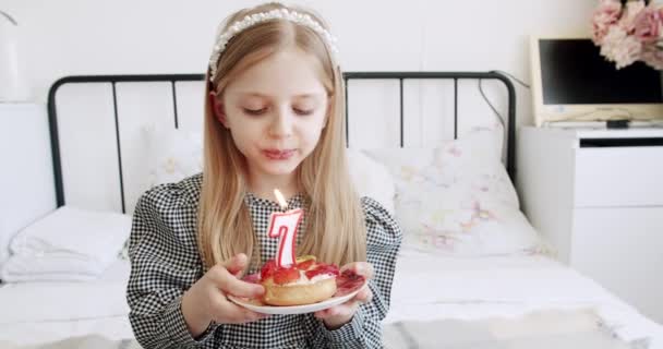 Een Verjaardagsfeestje Voor Een Leuk Jarig Meisje Kaarsen Blazen Een — Stockvideo