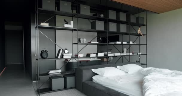 雅致的室内设计 带有黑白色彩 优雅而简朴的卧室 有一张国王床 — 图库视频影像