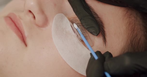 Crop Cosmetologist Doing Eyelash Extending Procedure Closeup Handheld Shot Crop — Video