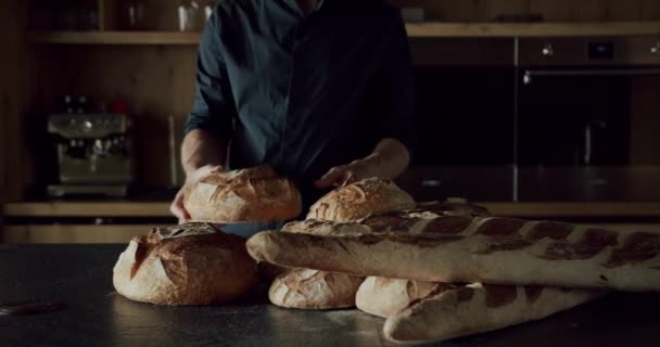 Homem Camisa Preta Moderna Espaçosa Sala Cozinha Madeira Segurar Pão — Vídeo de Stock